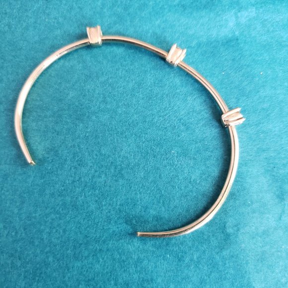 2/15$ Avon minimalist 3 rhinestones bracelet - Picture 5 of 6